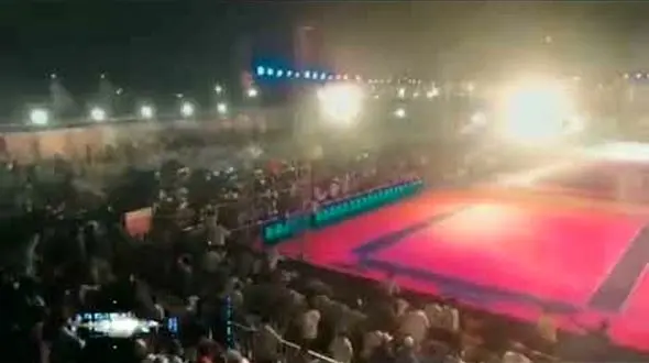 فیلم لحظه ریزش جایگاه تماشاگران در مسابقه کبدی