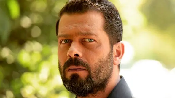 این دختر جوان دست در دست پژمان بازغی کیست ؟!  + عکس حضور بازیگر مطلقه در مراسم داریوش مهرجویی !