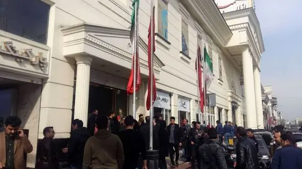 چیدمان ورشکسته شد/ تجمع خریداران در بازار مبل کوروش +عکس