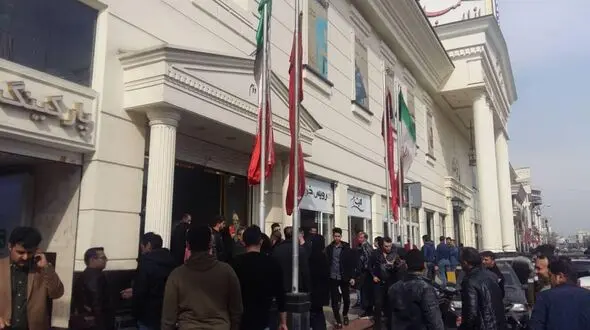 چیدمان ورشکسته شد/ تجمع خریداران در بازار مبل کوروش +عکس
