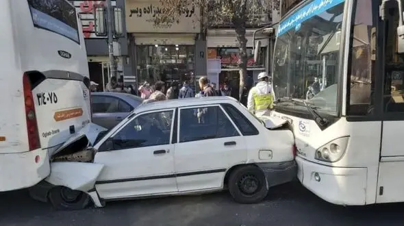 تصادف عجیب پراید و دو اتوبوس در مشهد
