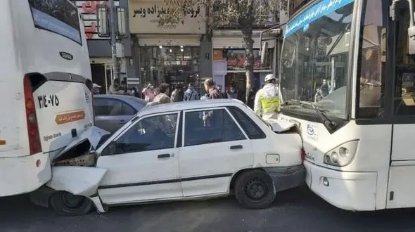 تصادف عجیب پراید و دو اتوبوس در مشهد
