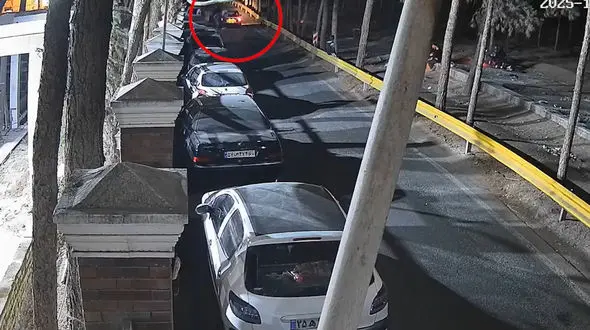 فیلم لحظه حمله 4 مرد قمه کش به پراید نقره ای رنگ در پارک جنگلی سرخه حصار 