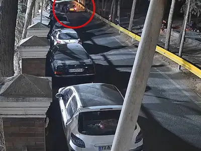 فیلم لحظه حمله 4 مرد قمه کش به پراید نقره ای رنگ در پارک جنگلی سرخه حصار 