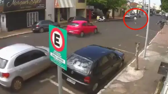 تصادف مرگبار یک خودروی پرسرعت با عابر پیاده + فیلم 