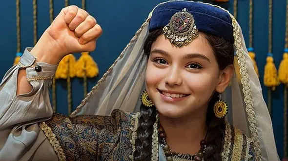 فیلم آواز ترکی دختری زیبا بدون اینکه لب هایش به هم بخورد ! / ببنید این دختر دلربا چگونه میخکوب تان می کند ؟! 