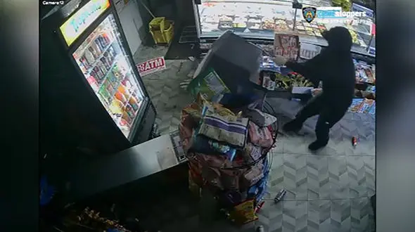 فیلم جالب از صحنه سرقت دستگاه عابربانک از داخل یک فروشگاه