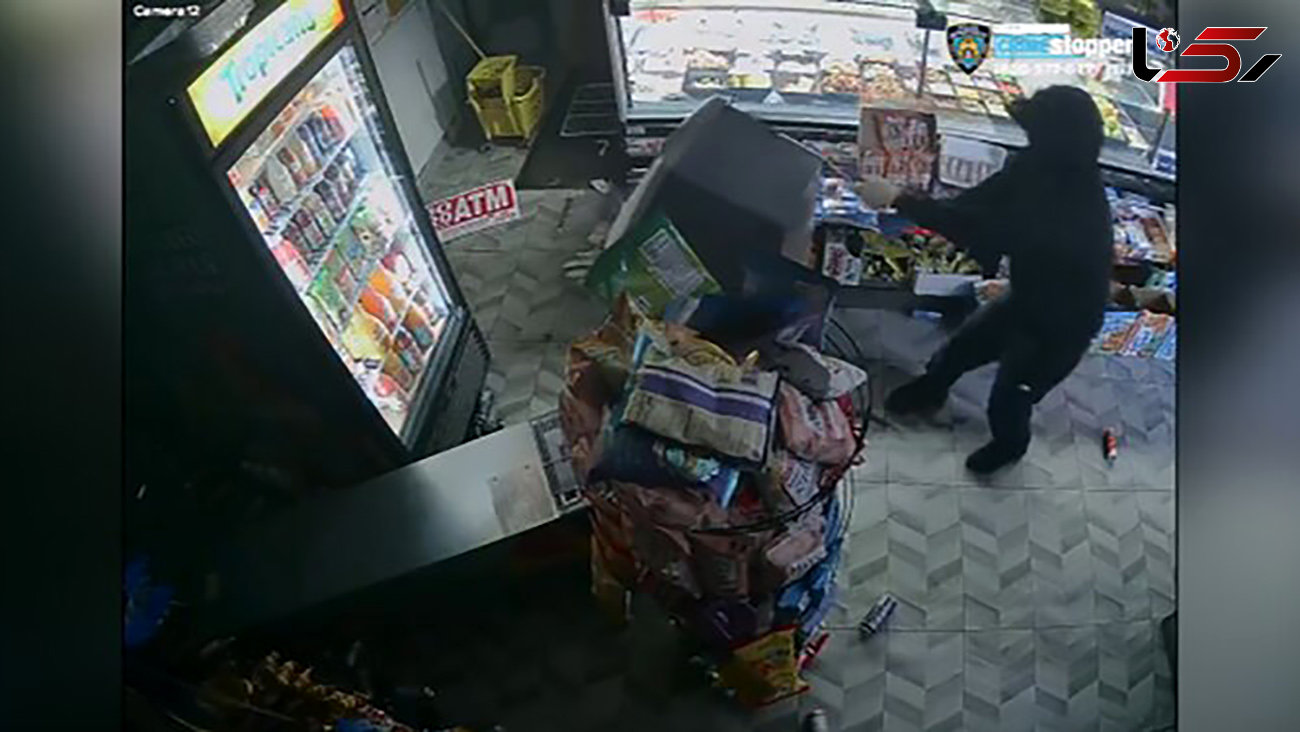 فیلم جالب از صحنه سرقت دستگاه عابربانک از داخل یک فروشگاه