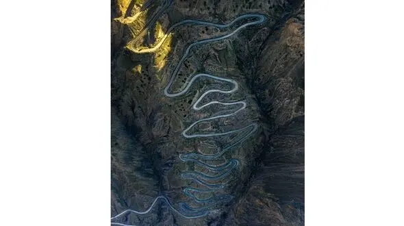 تصویر خطرناک‌ترین جاده ایران / صعود دو برج میلاد در پنج کیلومتر