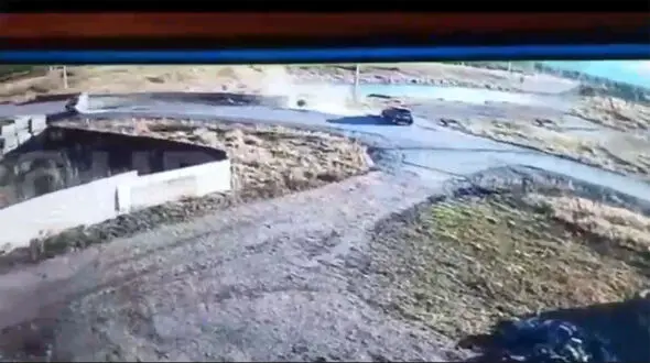 ببینید / چپ کردن وحشتناک یک خودرو در یک جاده محلی + فیلم