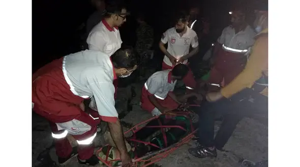 2 گردشگر پس از سقوط از ارتفاعات تنگ رغز داراب نجات یافتند