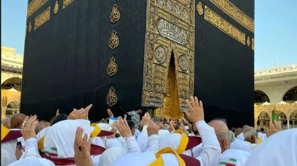 لحظات معنوی بازیگران و سلبریتی ها در مکه و بر تن کردن لباس احرام؛ از رضا گلزار و نیوشا ضیغمی تا غول ببره و عموپورنگ+عکس/ قبول باشه