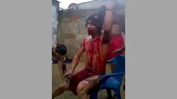 نمایش وحشیانه ریختن خون بدن برای دفع شیطان +تصاویر (14+)