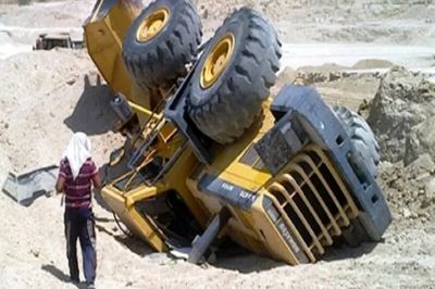 سقوط لودر جان 2 کارگر را در معدن سرخه گرفت
