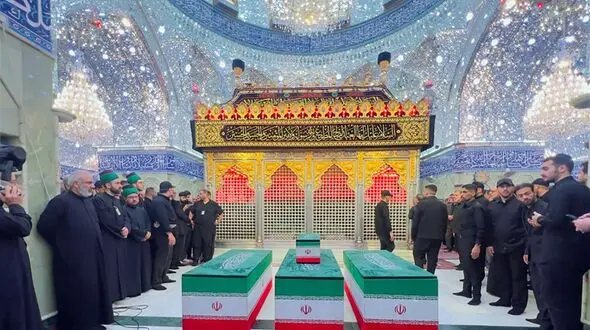 تصاویری از حال وهوای حرم حضرت عباس (ع) در استقبال از پیکرهای مطهر شهدای خانواده رهبر شهید