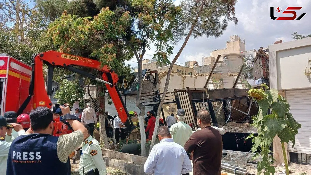 عکس ها / انفجار بزرگ در جواهرفروشی بلوار رضا / یک مرد هنوز زیر آوار مانده است