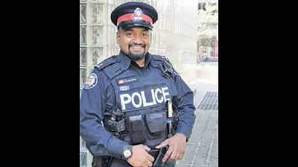 پلیس مهربان برای دزد لباس خرید! + عکس