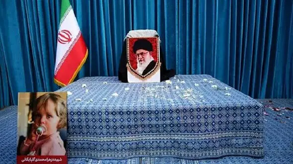 تصاویر مراسم صبح امروز؛ وداع مردم با پیکرهای مطهر رهبر شهید انقلاب و شهدای خانواده ایشان در مصلای تهران + فیلم