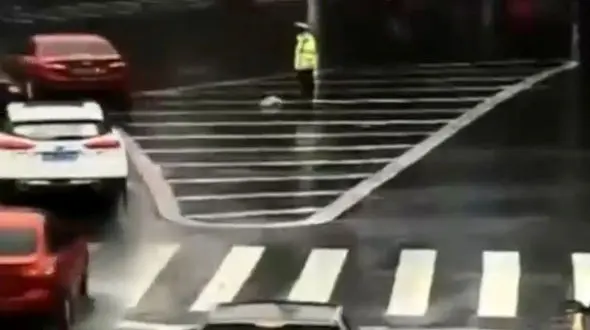 عمل انساندوستانه راننده برای پلیس زیر باران! + فیلم