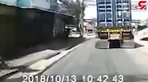 لحظه تصادف وحشتناک دو تریلی و پرت شدن یک زن و بچه از شیشه جلو به بیرون + فیلم