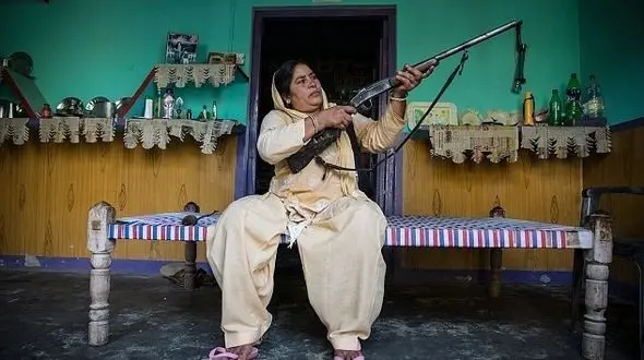 اسلحه کشی زن بیوه روی مردان مزاحم +فیلم گفتگو با این زن و عکس