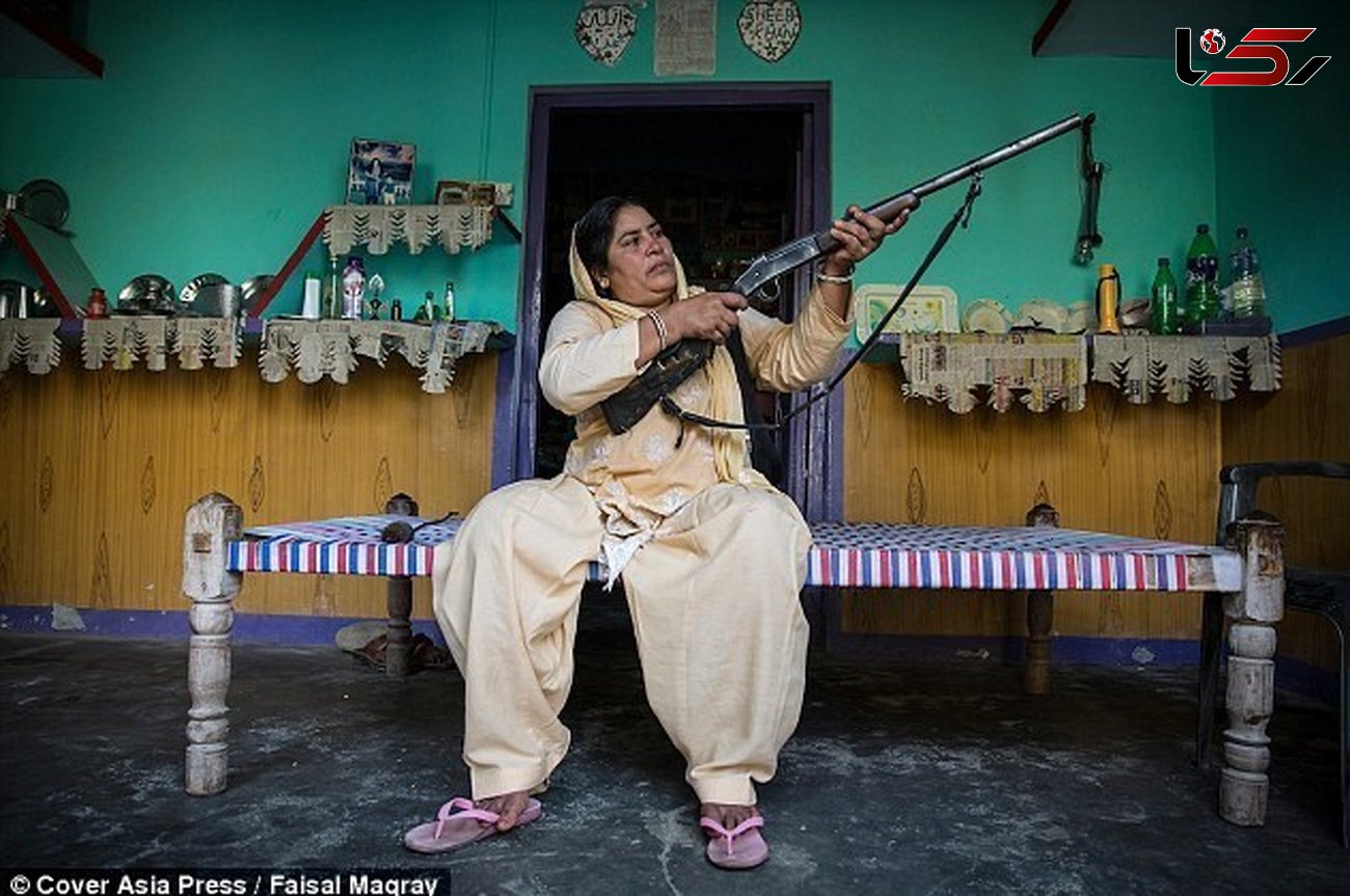 اسلحه کشی زن بیوه روی مردان مزاحم +فیلم گفتگو با این زن و عکس