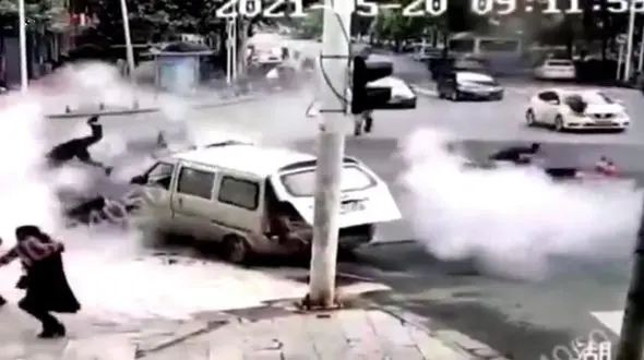 فیلم انفجار زمین زیر چراغ قرمز / مردم به هوا پرتاب شدند
