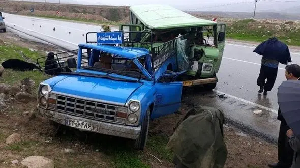 ۱۳ مجروح در تصادف بین وانت نیسان و مینی‌بوس در جاده پلدختر 