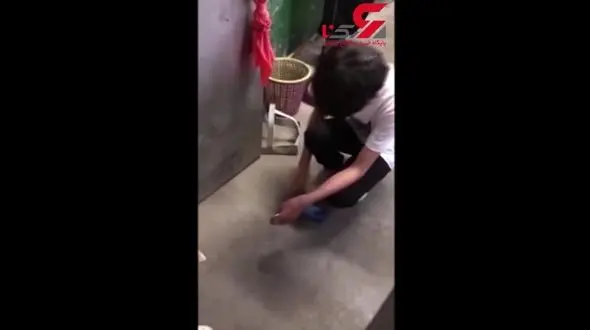 تنبیه عجیب دانش آموز به دلیل استفاده از موبایل در کلاس! +فیلم