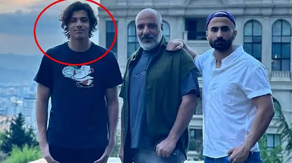  دو قاب از ژست و استایل جالب پسر امیر جعفری در کنار «افعی تهران»+عکس