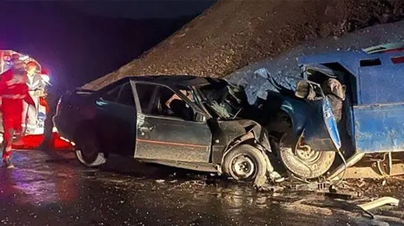 شاخ به شاخ خودرو سواری با وانت نیسان 5 کشته و مصدوم برجا گذاشت