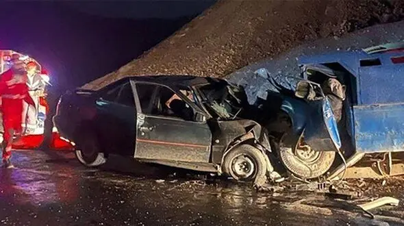 شاخ به شاخ خودرو سواری با وانت نیسان 5 کشته و مصدوم برجا گذاشت