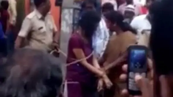 شلاق زدن در ملاعام به زن جوانی که دختر 7 ساله اش را بطرز هولناکی کشت + عکس 