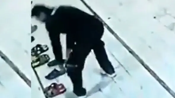 فیلم صحنه سرقت عجیب در مسجد / همه در حال نمازخواندن بودند