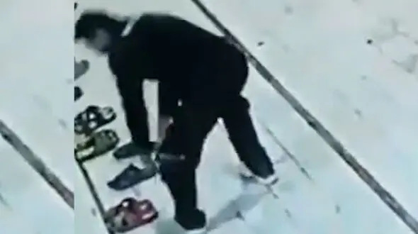 فیلم صحنه سرقت عجیب در مسجد / همه در حال نمازخواندن بودند