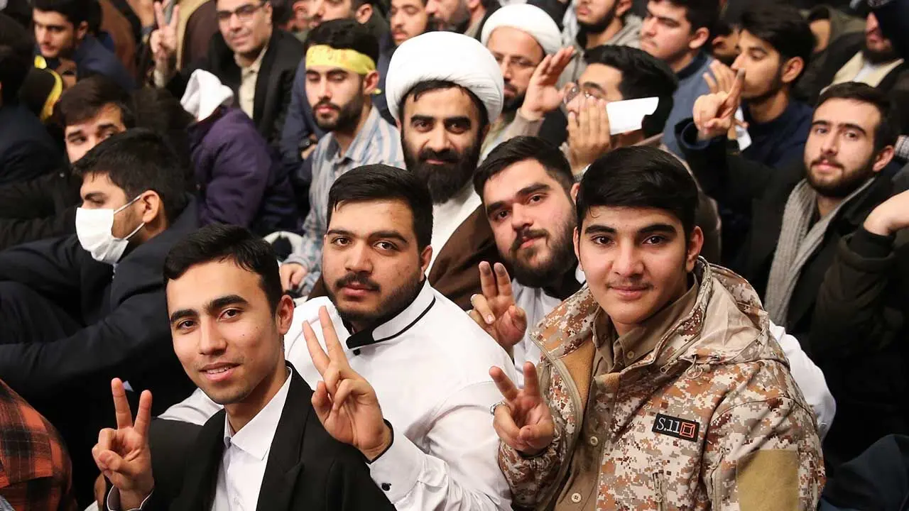دیدار جمعی از رأی اولی‌ها و خانواده‌های شهدا با رهبر انقلاب حضرت آیت الله العظمی سید علی خامنه ای 1402/12/9