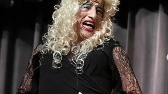 علیرضا خمسه با آرایش و پوشش زنانه در آمریکا 