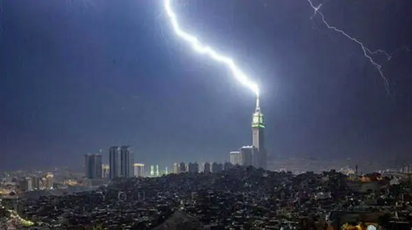 ببینید / لحظه برخورد صاعقه به برج ساعت در مکه + فیلم