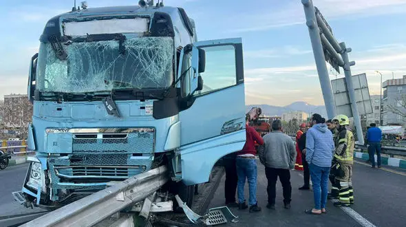 فیلم تصادف تریلر تانکر سوخت با گاردریل در اتوبان باکری / خطر انفجار خنثی شد + عکس 