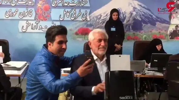 سلفی ثبت نام کننده ریاست جمهوری با محمد غرضی / داوطلب ریاست جمهوری ثبت نامش را رها کرد +فیلم