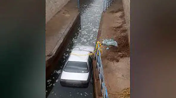 شیرجه عجیب یه خودروی سواری در کانال آب