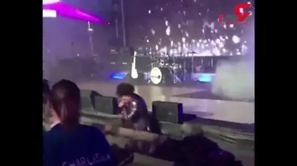 لحظه سقوط خواننده لس آنجلسی از روی سن کنسرت +فیلم 