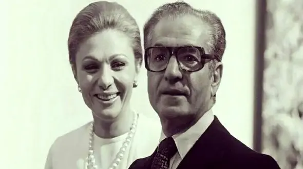 عکس سفر در زمان / فرح دیبا سوار بر موتور عهد بوقی وسط مردم / سال 1337؛ 