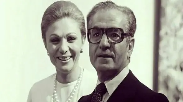 سفر در زمان / تصویر فرح دیبا قبل عروسی با شاه پهلوی در کوچه شان / دوچرخه سواری جلوی خانه شان  /  سال 1330