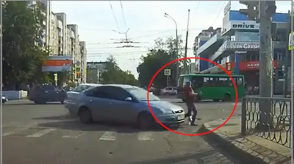 فیلم عجیب زنده ماندن مرد جوان در تصادف هولناک 2 خودرو / ببینید