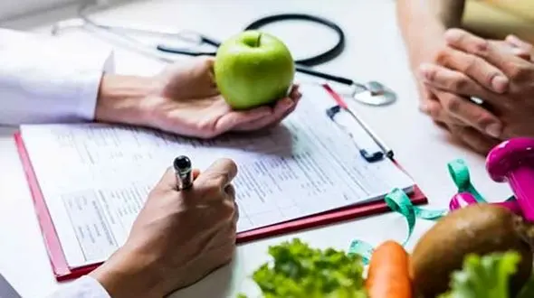 پزشکان عمومی کار تغذیه و رژیم درمانی انجام می دهند که خطرناک است/ معاونت آموزش رویکرد خود نسبت به مشاورین تغذیه را تغییر دهد