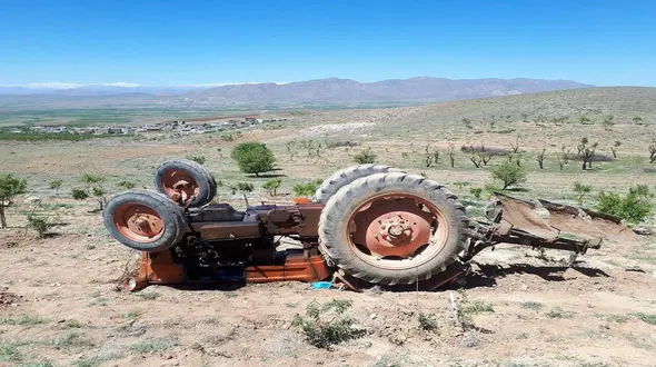 واژگونی تراکتور در کبودراهنگ جان راننده را گرفت