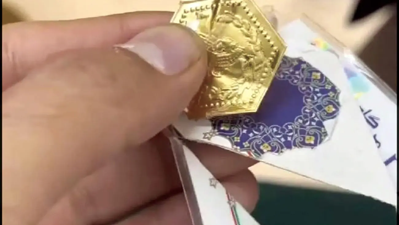 دستگیری باند فروش سکه تقلبی در مشهد / طلافروش مشهدی نقاب از باند سکه تقلبی برداشت