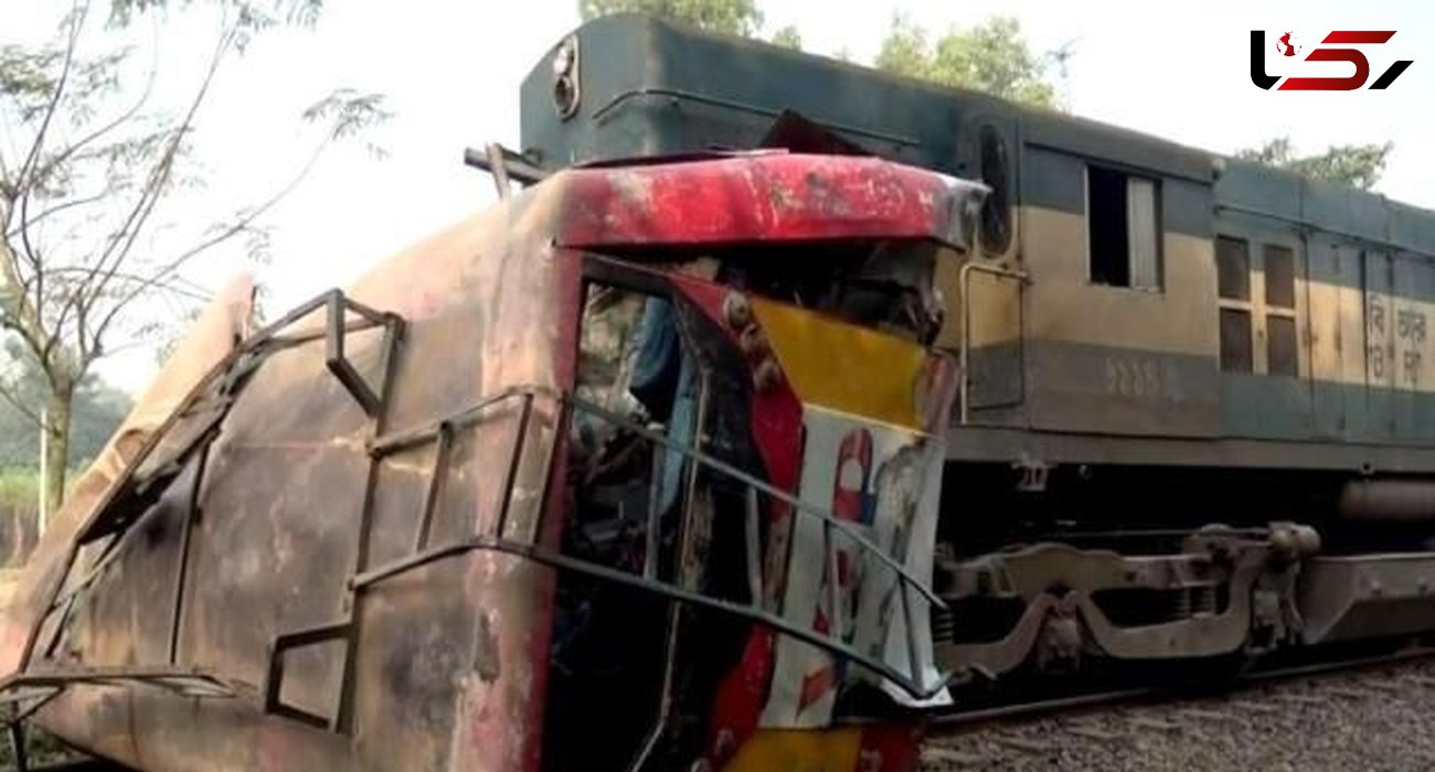 تصادف مرگبار قطار با اتوبوس مسافربری / 12 نفر کشته شدند / بنگلادش
