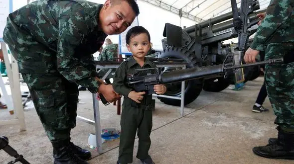 فیلم تفنگ بازی بچه های چشم بادامی +عکس